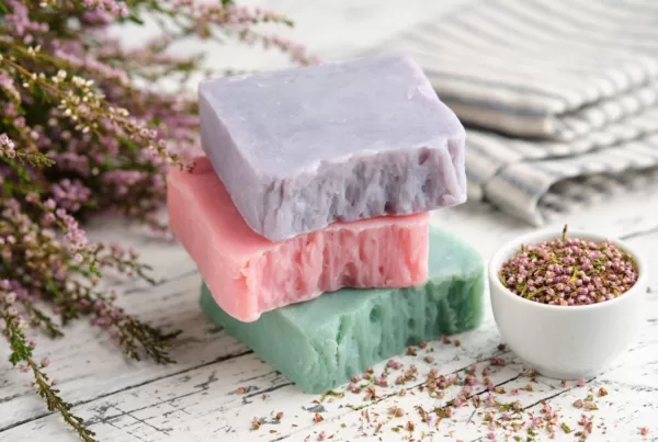 article Les Enchanteresses comment prendre soin de sa peau avec un savon saponifié à froid